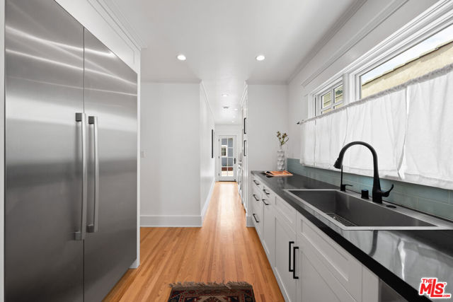 607 S Orange Drive, Los Angeles CA: https://media.crmls.org/mediaz/9451ae89-24ce-4975-af3b-b9c714b96bb9.jpg