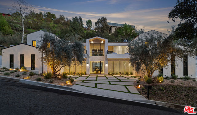10950 Verano Road, Los Angeles CA: https://media.crmls.org/mediaz/9451bed7-4820-4519-8249-b14022c14a39.jpg