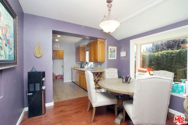 1807 Cochran Place, Los Angeles CA: https://media.crmls.org/mediaz/94520075-c179-4a47-bf19-24684c49ec05.jpg