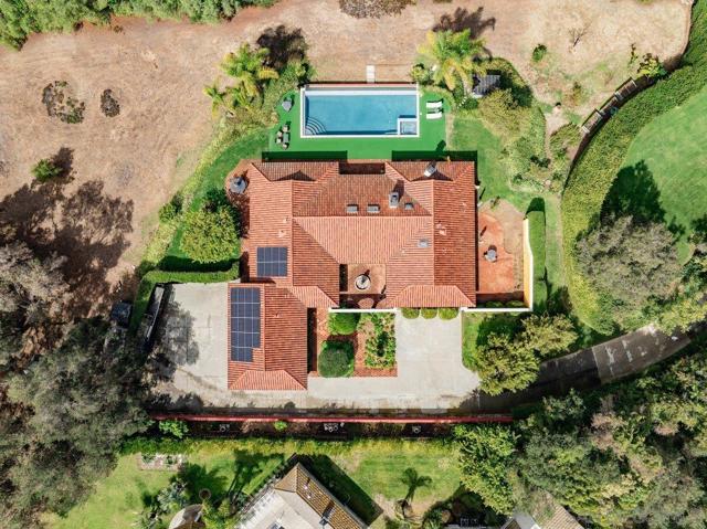 11 Country Glen Rd, Fallbrook CA: https://media.crmls.org/mediaz/94521fa9-1628-4f75-8b94-6121fa92886d.jpg
