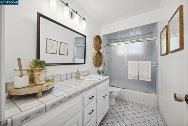 38 Oakdene Ct, Walnut Creek CA: https://media.crmls.org/mediaz/94523398-e062-4396-87cc-3fa655a2de68.jpg
