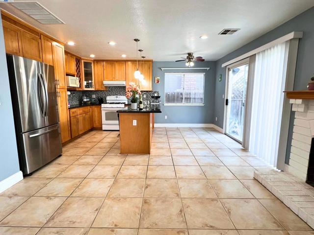 85 Phillips Ct, Tracy CA: https://media.crmls.org/mediaz/9452a4e1-47a1-452c-9c90-7a0adf321d2c.jpg