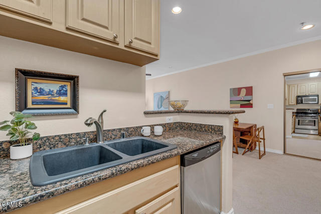 300 N El Molino Avenue, Pasadena CA: https://media.crmls.org/mediaz/945310cf-b880-47e3-b387-73ae36eefd53.jpg