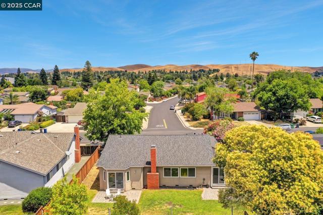 9821 Broadmoor Dr, San Ramon CA: https://media.crmls.org/mediaz/9453afca-b909-4b1e-90ea-25ee448663fe.jpg