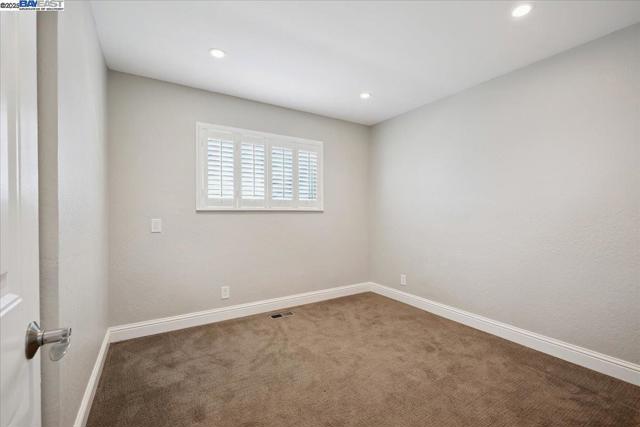3186 Berkshire Ct, Pleasanton CA: https://media.crmls.org/mediaz/9454abe6-d32b-4448-baf0-97af7e57340a.jpg