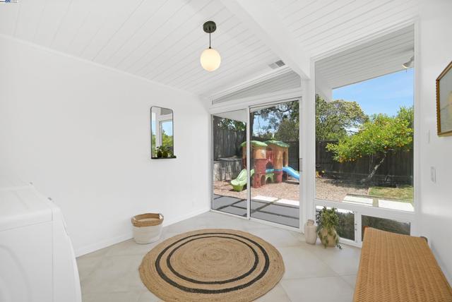 5893 Highwood Rd, Castro Valley CA: https://media.crmls.org/mediaz/94557885-b8cf-44f4-bcb5-4e8dda3bb8e2.jpg