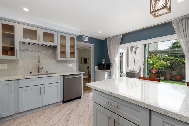 10840 Macouba Pl, San Diego CA: https://media.crmls.org/mediaz/9455e480-65f6-40fc-b9e7-04684f8a31f2.jpg