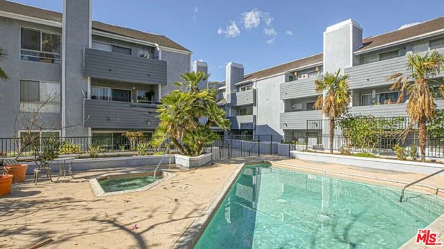 7640 Oso Avenue, Winnetka CA: https://media.crmls.org/mediaz/9455f3e6-b060-4adf-9787-09b8de6449c3.jpg
