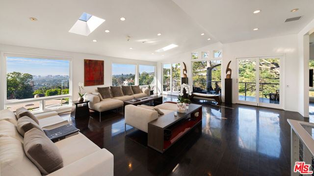 1415 Summitridge Drive, Beverly Hills CA: https://media.crmls.org/mediaz/94563a26-472b-4839-a8e1-41f77a96e082.jpg