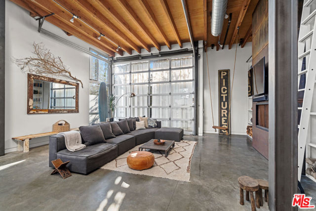 25 Brooks Avenue, Venice CA: https://media.crmls.org/mediaz/9456b9e4-fd8a-48c3-84c8-a78c716fcb26.jpg