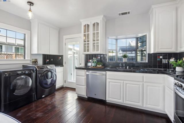 Image 11 of 30 For 22182 Montgomery St