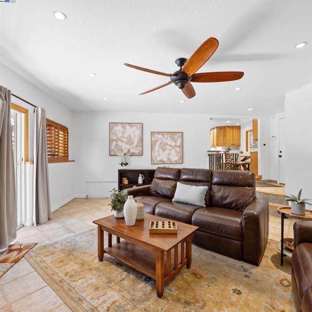18767 Lamson Rd, Castro Valley CA: https://media.crmls.org/mediaz/9457ca25-38fd-49b6-96e8-ee3abf27ba36.jpg