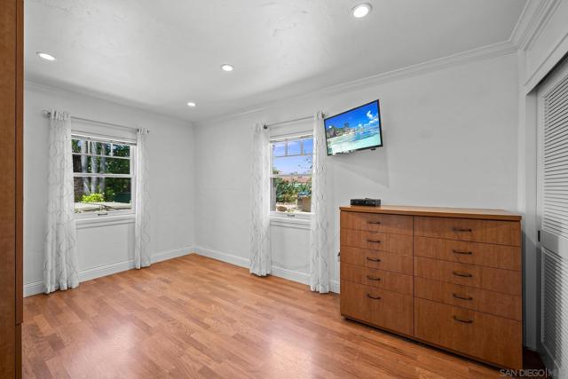 260 27Th St, Del Mar CA: https://media.crmls.org/mediaz/94589023-6c46-4b23-8075-18cfe4565216.jpg