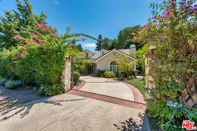 17040 Rancho Street, Encino CA: https://media.crmls.org/mediaz/9458f0b7-874d-47d1-a15a-2a6e93c6ebe3.jpg