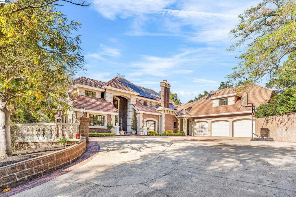 219 Valley Oaks Dr