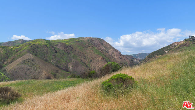 729 Enchanted Way, Pacific Palisades CA: https://media.crmls.org/mediaz/945a34c5-8836-4a75-9ee6-bdbb79909116.jpg