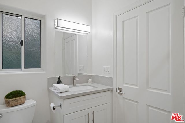 3275 N Knoll Drive, Los Angeles CA: https://media.crmls.org/mediaz/945b5e1d-1f05-4aaa-8f3f-1931cb2db1b9.jpg