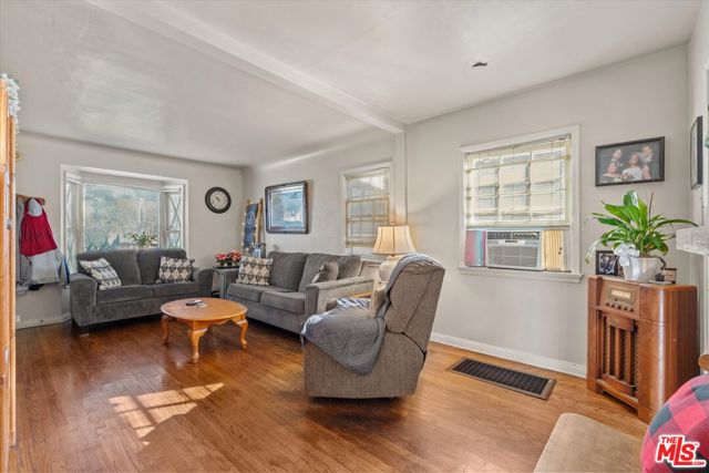 1757 Wellesley Avenue, Los Angeles CA: https://media.crmls.org/mediaz/945b9761-7236-417f-8fe5-6bacdbd73d81.jpg