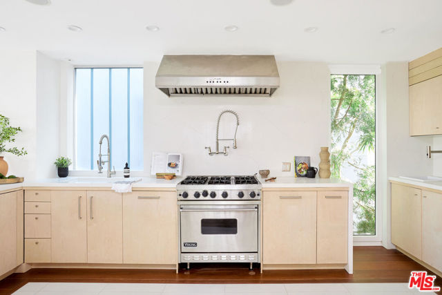 5106 Pacific Avenue, Marina del Rey CA: https://media.crmls.org/mediaz/945bb226-d760-4fb8-b56e-c27e3b0c6ead.jpg