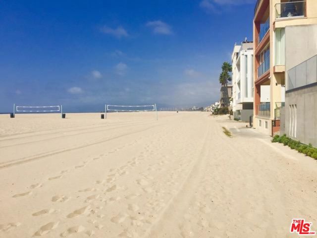 25 PRIVATEER Street, Venice CA: https://media.crmls.org/mediaz/945beb17-2c81-4560-943a-dea0a603848f.jpg