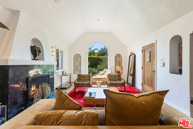 724 N Spaulding Avenue, Los Angeles CA: https://media.crmls.org/mediaz/945bf0e2-ea2a-4426-9aac-8a2bb922502d.jpg