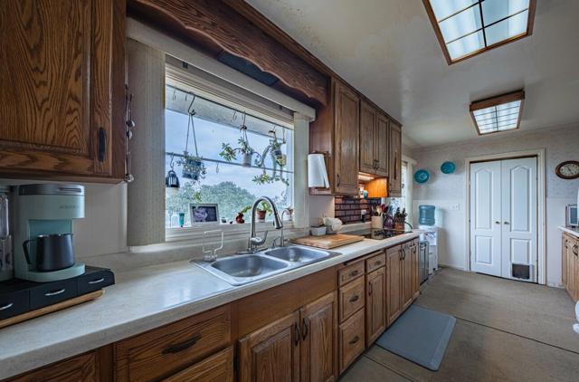 905 W Blanco Road, Salinas CA: https://media.crmls.org/mediaz/945f5f93-3eda-4171-b8f4-442105e25519.jpg