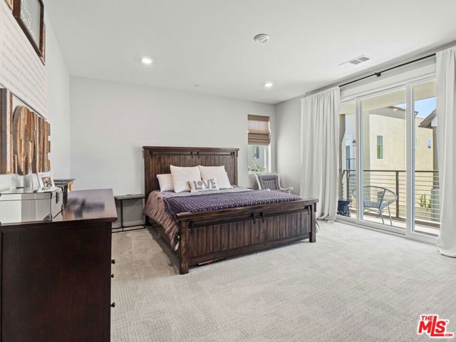 27717 Knoll View Place, Valencia CA: https://media.crmls.org/mediaz/945f7b6d-ea13-4287-802f-e0c21a5973c1.jpg