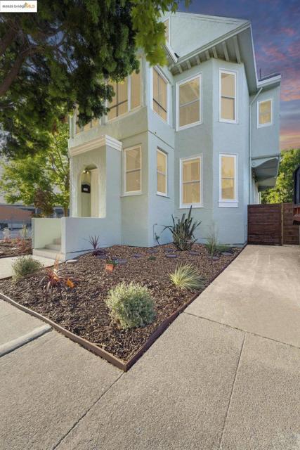 1238 12Th St, Oakland CA: https://media.crmls.org/mediaz/945f8074-2310-40c9-9a6f-7cb1954ee713.jpg