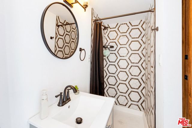 341 E 64th Street, Los Angeles CA: https://media.crmls.org/mediaz/9460d7d0-31bb-4b83-8d29-ecb56ff4712a.jpg