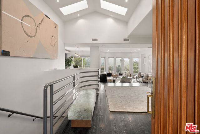 3275 N Knoll Drive, Los Angeles CA: https://media.crmls.org/mediaz/94616310-a557-4a6c-8507-4d76bc188d76.jpg