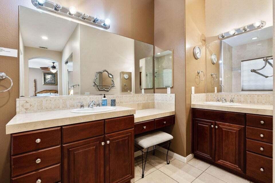https://media.crmls.org/mediaz/9461d133-3210-41fd-982c-9a90e94c63db.jpg?preset=X-Large