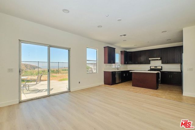 12512 Valley Vista Way, Sylmar CA: https://media.crmls.org/mediaz/9462ca4b-b054-46a4-acdc-05c3fb781a1a.jpg