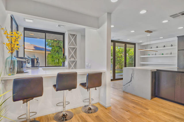 12 Sussex Court, Rancho Mirage CA: https://media.crmls.org/mediaz/9462fef1-d420-4147-82ef-59747b900479.jpg