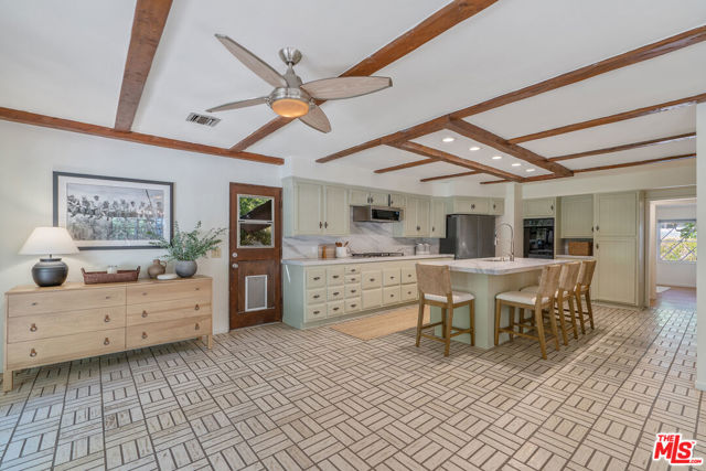 4835 Corbin Avenue, Tarzana CA: https://media.crmls.org/mediaz/94636e3c-dc1a-4977-9916-c4a02e933ba7.jpg