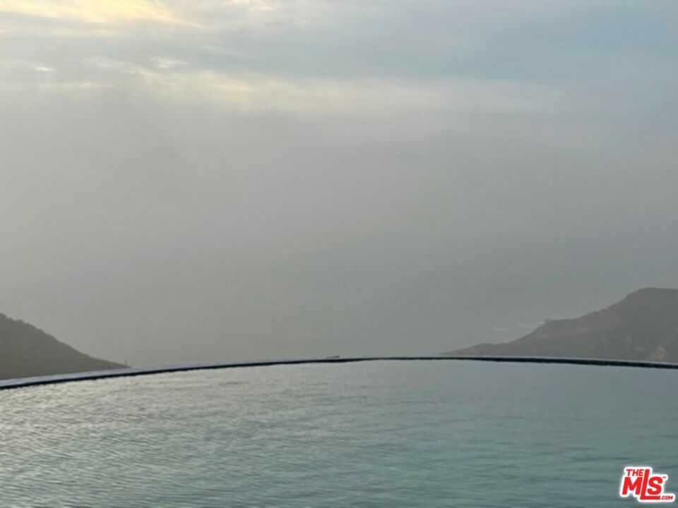 https://media.crmls.org/mediaz/9464a72d-afb5-4798-929b-cb10601b12ae.jpg?preset=X-Large