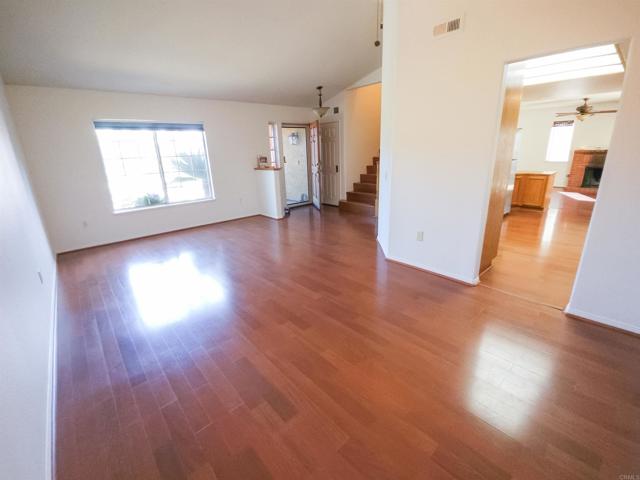 1715 Las Palmas Lane, Escondido CA: https://media.crmls.org/mediaz/9464b13d-cedc-40f5-b4d4-cc603b4e3c6f.jpg