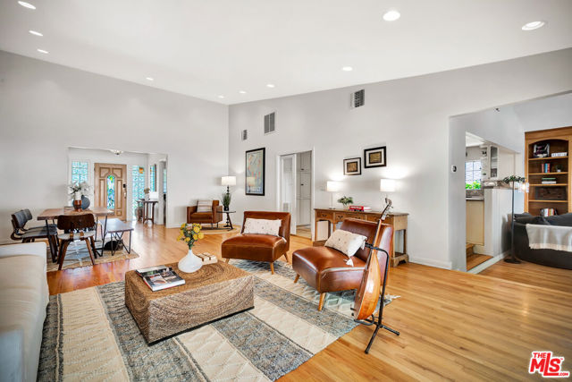5252 Vanalden Avenue, Tarzana CA: https://media.crmls.org/mediaz/94654f2b-93c7-4340-8fc8-2eaf4df77a7a.jpg