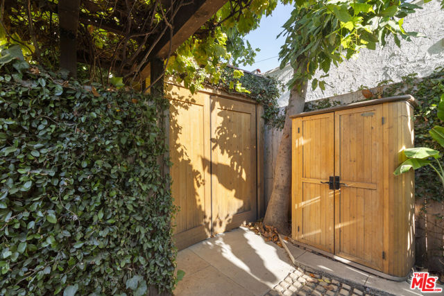 3010 11th Avenue, Los Angeles CA: https://media.crmls.org/mediaz/9465a7f1-567e-41ce-a2e0-731fefac9a7e.jpg