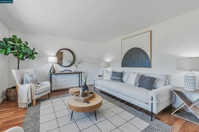9597 Davona Dr, San Ramon CA: https://media.crmls.org/mediaz/9465de15-f86d-4b96-b76e-c27cf9f29a80.jpg
