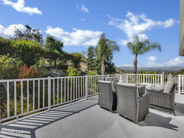 659 N Muirfield Avenue, Simi Valley CA: https://media.crmls.org/mediaz/94665021-563d-467e-acd3-bde05ad38120.jpg