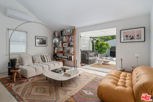 814 Angelus Place, Venice CA: https://media.crmls.org/mediaz/9466a07c-d934-4789-b7ba-1ef42c4064fe.jpg