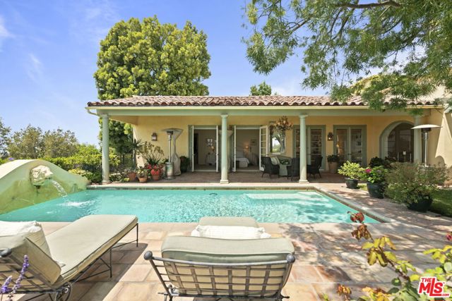 1634 Gilcrest Drive, Beverly Hills CA: https://media.crmls.org/mediaz/94672154-78f1-49fc-942b-31893995656e.jpg