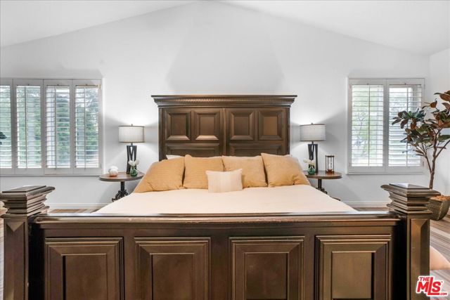 12084 London Grove Court, Moorpark CA: https://media.crmls.org/mediaz/946754e0-97b7-4011-8e65-bd35afc13ff4.jpg