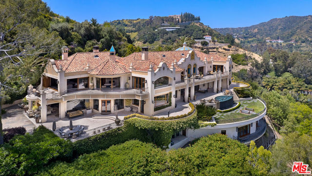 10066 Cielo Drive, Beverly Hills CA: https://media.crmls.org/mediaz/9467817a-72c9-44a5-ac3a-d7b3b3250bc8.jpg