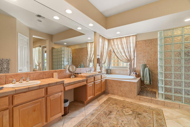 17 Corte Del Sol, Rancho Mirage CA: https://media.crmls.org/mediaz/9467f8c7-d527-45a5-81aa-84a1a660c6c6.jpg