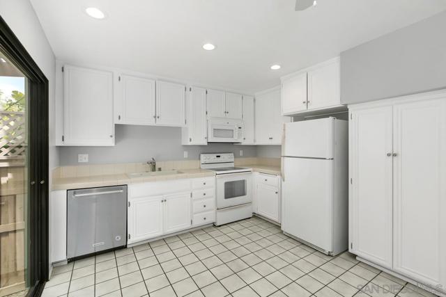 3338 Caminito Vasto, La Jolla CA: https://media.crmls.org/mediaz/9467fc3f-915d-4e41-ada7-2a5a161214e2.jpg