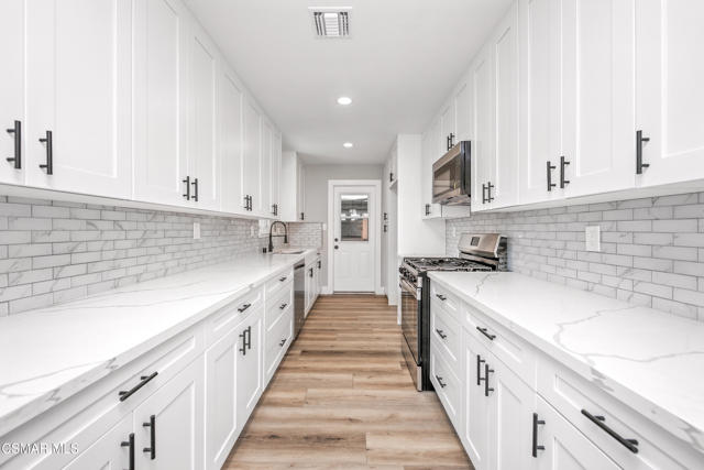 1088 Durkin Street, Camarillo CA: https://media.crmls.org/mediaz/94683600-1149-428e-9488-b1fdc385d8e7.jpg