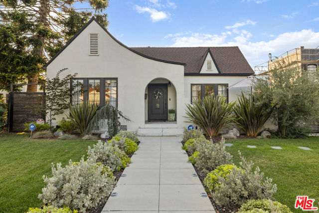 821 S Cloverdale Avenue, Los Angeles CA: https://media.crmls.org/mediaz/94686d17-e438-439f-81e8-7ac7b824f18b.jpg