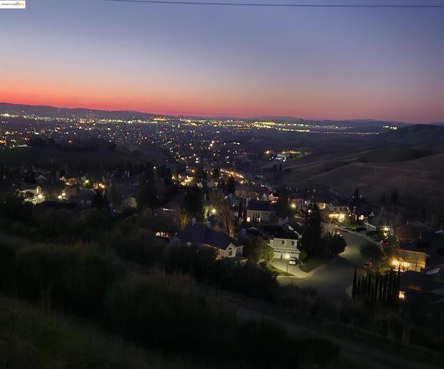8040 Kelok Way, Clayton CA: https://media.crmls.org/mediaz/946c160f-2f13-49cc-98d6-98b6112b61c6.jpg