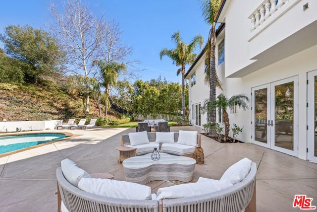 25043 Abercrombie Lane, Calabasas CA: https://media.crmls.org/mediaz/946d2560-f550-4271-9095-0c1949345db6.jpg
